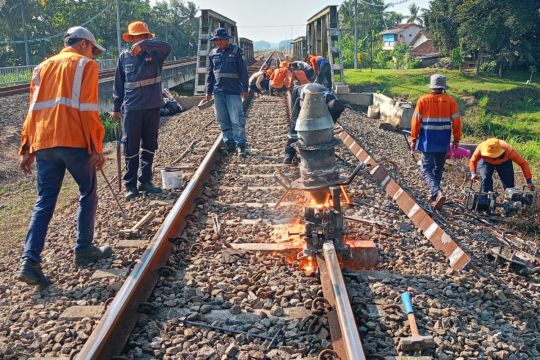 KAI  Purwokerto ganti rel di petak jalan Gombong--Karanganyar