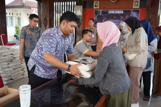 Pemprov Jateng salurkan  10 ton beras bersubsidi di Purbalingga
