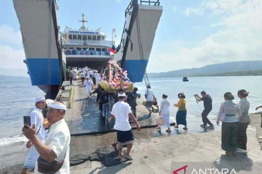 Umat Hindu buat upacara penyucian Selat Bali pasca tenggelam KMP Tunu Pratama