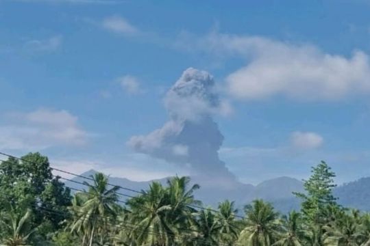 Gunung Dukono kembali meletus setinggi 1.700 meter