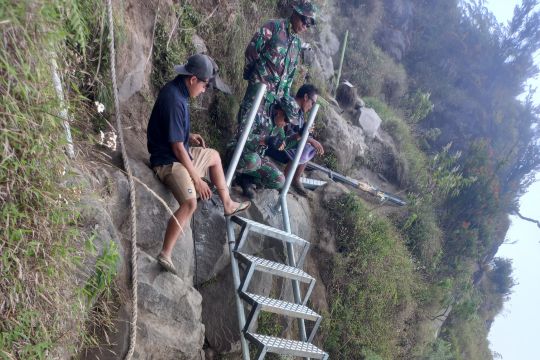 Jalur pendakian di kawasan  Gunung Rinjani diperbaiki