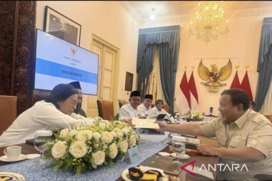 Presiden Prabowo prihatin anak miskin harus menulis kecil demi hemat buku