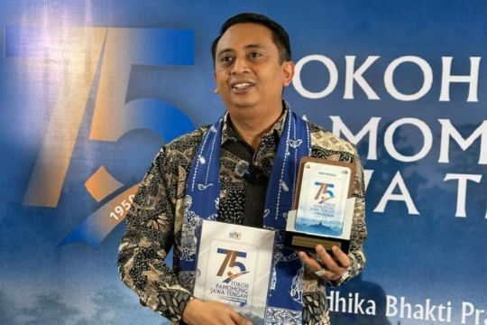 Warek III Unsoed terima penghargaan Tokoh Pamomong Jawa Tengah