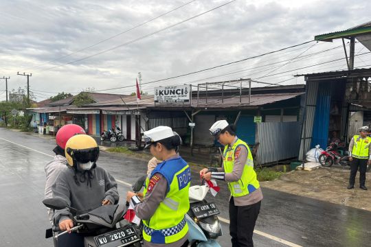 Polres Malinau Membagikan Bendera Merah Putih