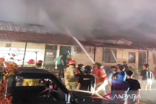 Gedung SPKT Polres Banjarbaru terbakar