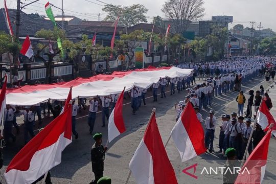 Pelajar Temanggung bentangkan bendera Merah Putih ukuran raksasa