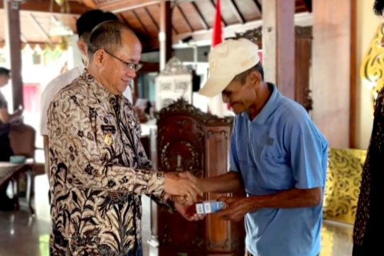 Pemkab Banyumas  salurkan alat bantu bagi penyandang disabilitas