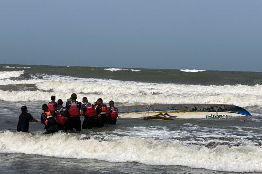 Tim SAR evakuasi dua korban perahu terbalik di Cilacap