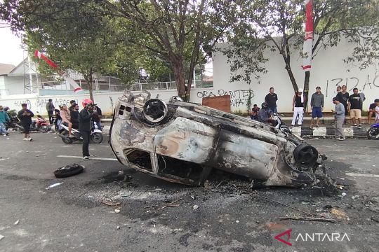Unjuk rasa di Pati, warga bakar mobil