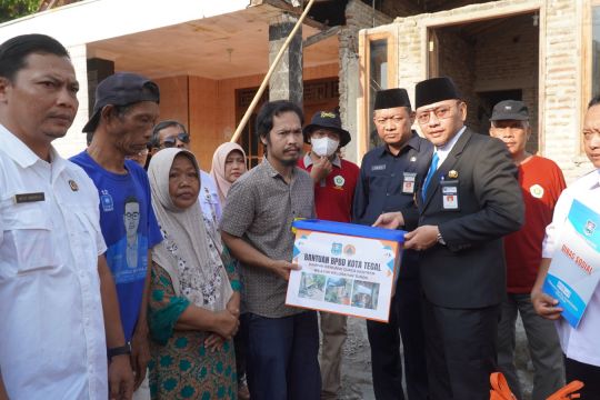 Wali Kota Tegal serahkan bantuan kepada korban bencana di Kelurahan Tunon