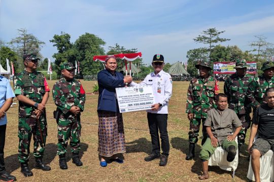 Bank Jateng serahkan bantuan kaki palsu di Kudus