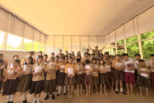 Fredrich Yoga, Legislator Murung Raya berikan bantuan seragam sekolah di SDN Tabulang