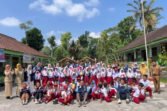 Mahasiswa KKN UIN Walisongo ajak anak-anak ubah limbah jadi celengan