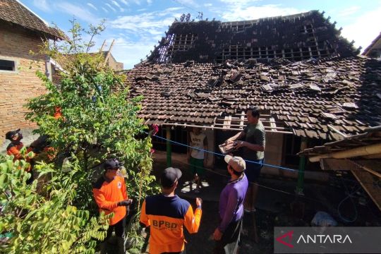 Kudus bantu genteng  dan sembako untuk 83 rumah terdampak angin kencang