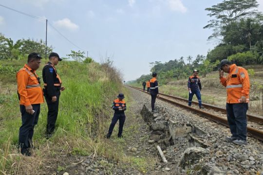 KAI Purwokerto  periksa jalur rel cegah gangguan saat musim hujan
