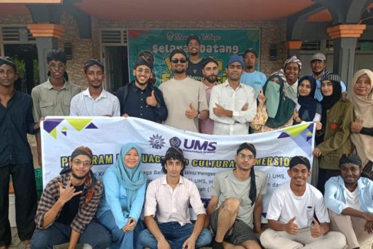 Mahasiswa asing UMS diajak membuat blangkon untuk dalami budaya Jawa