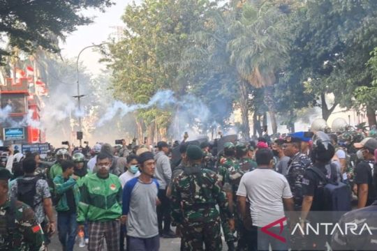 Polisi bubarkan ratusan demonstran di Mako Brimob dengan tembakan gas air mata
