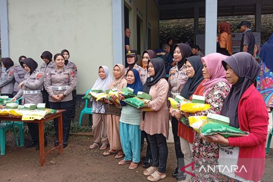 Polwan Polresta  Banyumas bagikan beras gratis kepada masyarakat