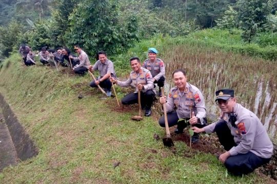 Polresta-PWI  Banyumas tanam 80 bibit pohon di lereng Gunung Slamet