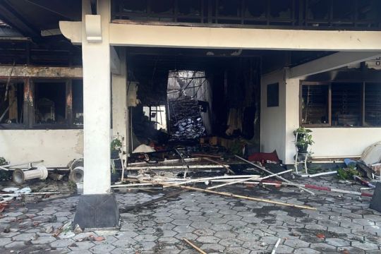 Ruang Sekwan  DPRD Surakarta dibakar massa pada dini hari