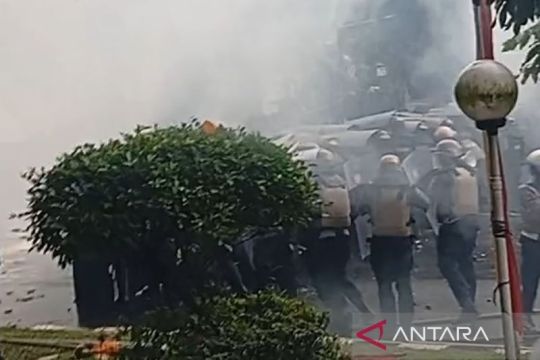 Polisi bubarkan massa di kompleks Setda Banyumas