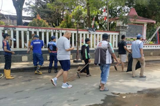 Pengemudi ojol bersihkan Alun-Alun Purwokerto pascademo