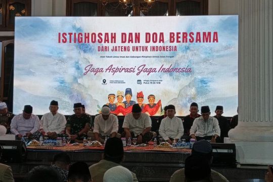 Gubernur Jateng dan tokoh lintas agama doa bersama