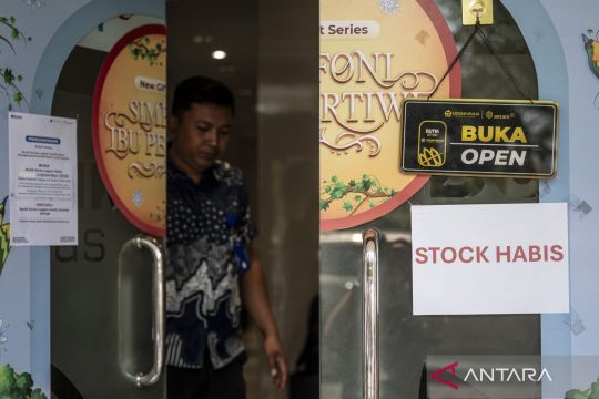 Harga emas Antam turun tipis