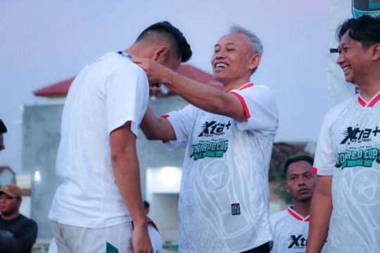 Rektor UMS serahkan Piala Bergilir di Final Wonorejo Cup III