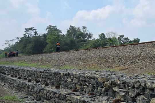 KAI Purwokerto  perkuat rel dengan cerucuk beronjong hadapi musim hujan
