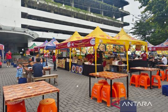 Puluhan jenis kuliner dari berbagai daerah tersaji di Pasar Sumringah