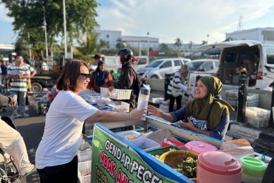 BPJS Ketenagakerjaan Jateng DIY bagikan tumbler ke pedagang Pasar Johar