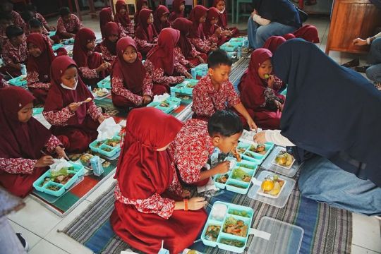 Senyum anak Kutawaru warnai program Makan Bergizi Gratis PWP Kilang Cilacap