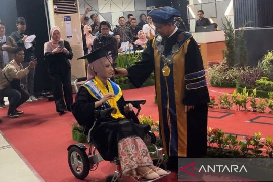 Mahasiswi  penyandang disabililtas lulus dengan pujian besar di UMP