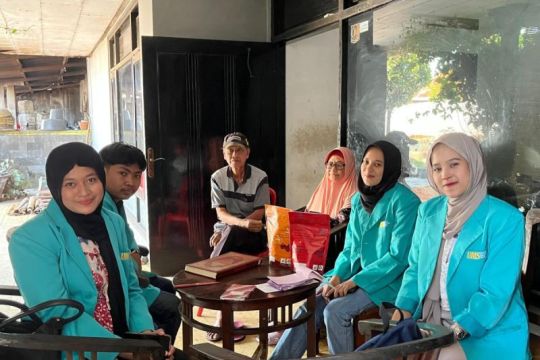 Tim PKM-PI UMS kembangkan meja inovatif untuk tingkatkan produktivitas UMKM