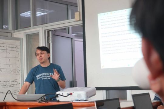 BEM UMS bagi tips menulis esai dari hal receh jadi bermakna