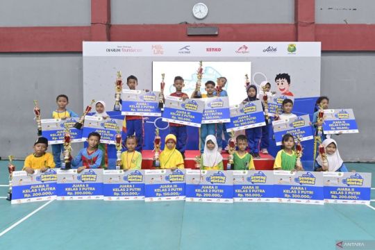 Ratusan siswa SD di Solo ikuti Festival SenengMinton 2025