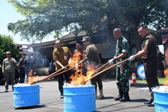 Pemkab Purbalingga-BC  Purwokerto musnahkan jutaan batang rokok ilegal
