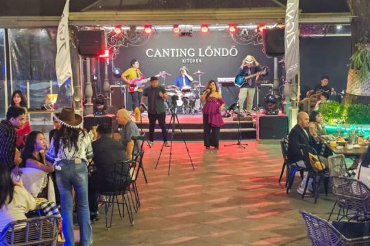 Grup band Latinos hibur pecinta musik Latin di Solo