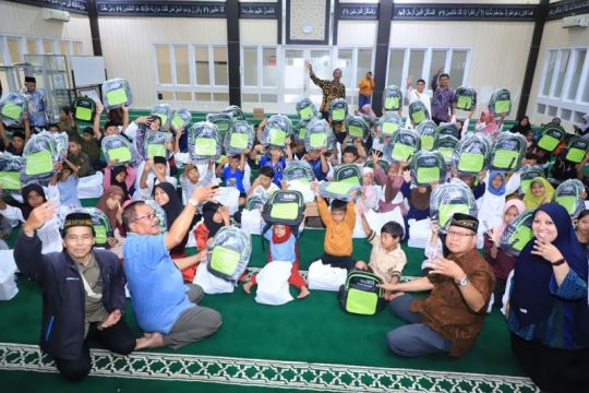 Bazma Pertamina Cilacap salurkan 100 tas dan sepatu untuk yatim-duafa