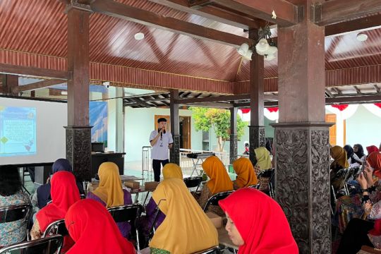 Mahasiswa Fisioterapis UMS edukasi kader Posyandu Pucangan soal pencegahan risiko jatuh lansia