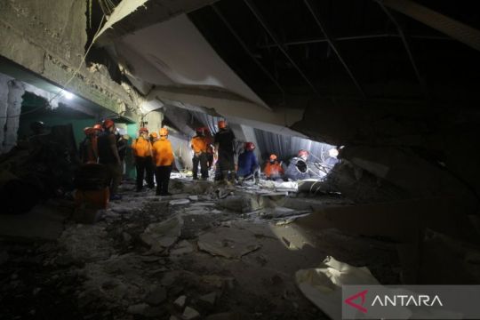 Bangunan pesantren Al Khoziny Sidoarjo ambruk, saat ratusan santri shalat