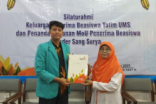 Lazismu UMS salurkan beasiswa yatim dan beasiswa Kader Sang Surya
