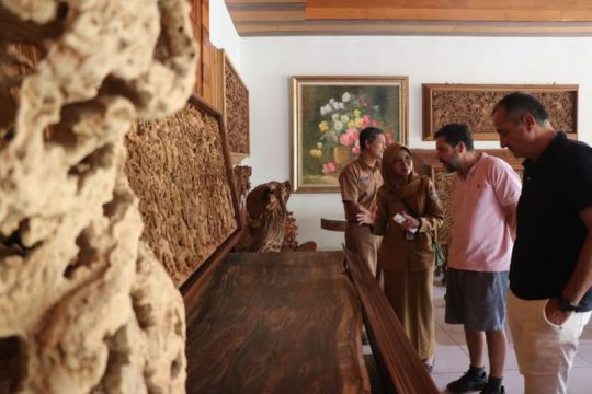 Investor asal Spanyol tinjau industri  mebel Jepara