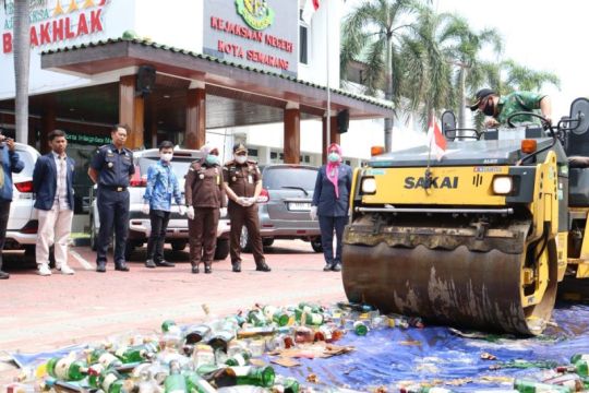 Kejari Semarang  musnahkan belasan ribu botol minuman beralkohol impor