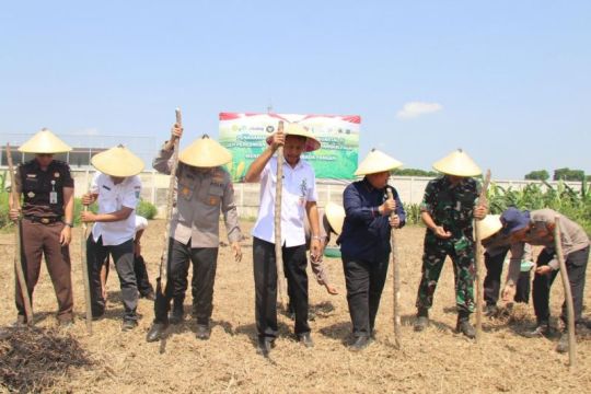 Polres Kudus  salurkan 40 ton jagung kering ke Bulog