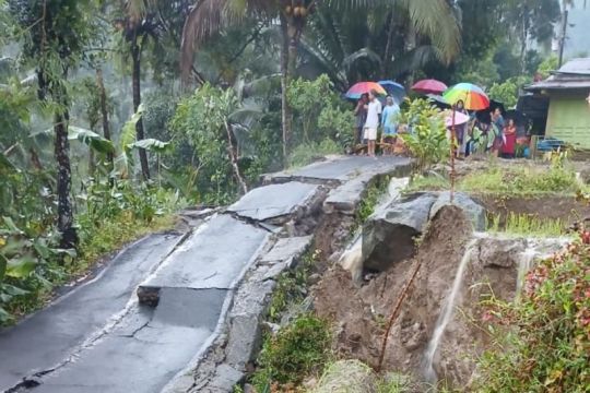 Hujan deras, jalan di Desa Panusupan Purbalingga ambles sepanjang 100 meter