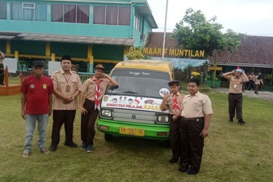 Bank Jateng Cabang Mungkid bantu seragam dan transportasi gratis pelajar