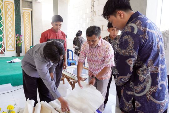 ISI Solo revitalisasi kertas tradisional Gendhong pada program pengabdian di Ngawi