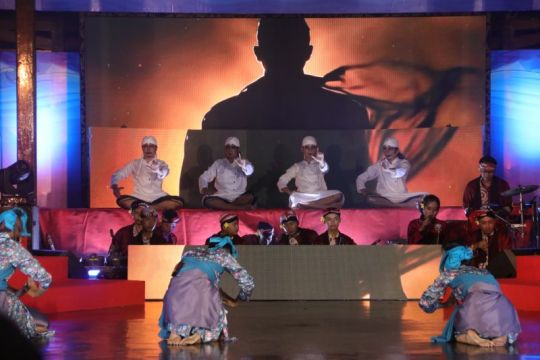 Duta Seni Kota Tegal tampil memukai di Anjungan Jateng TMII